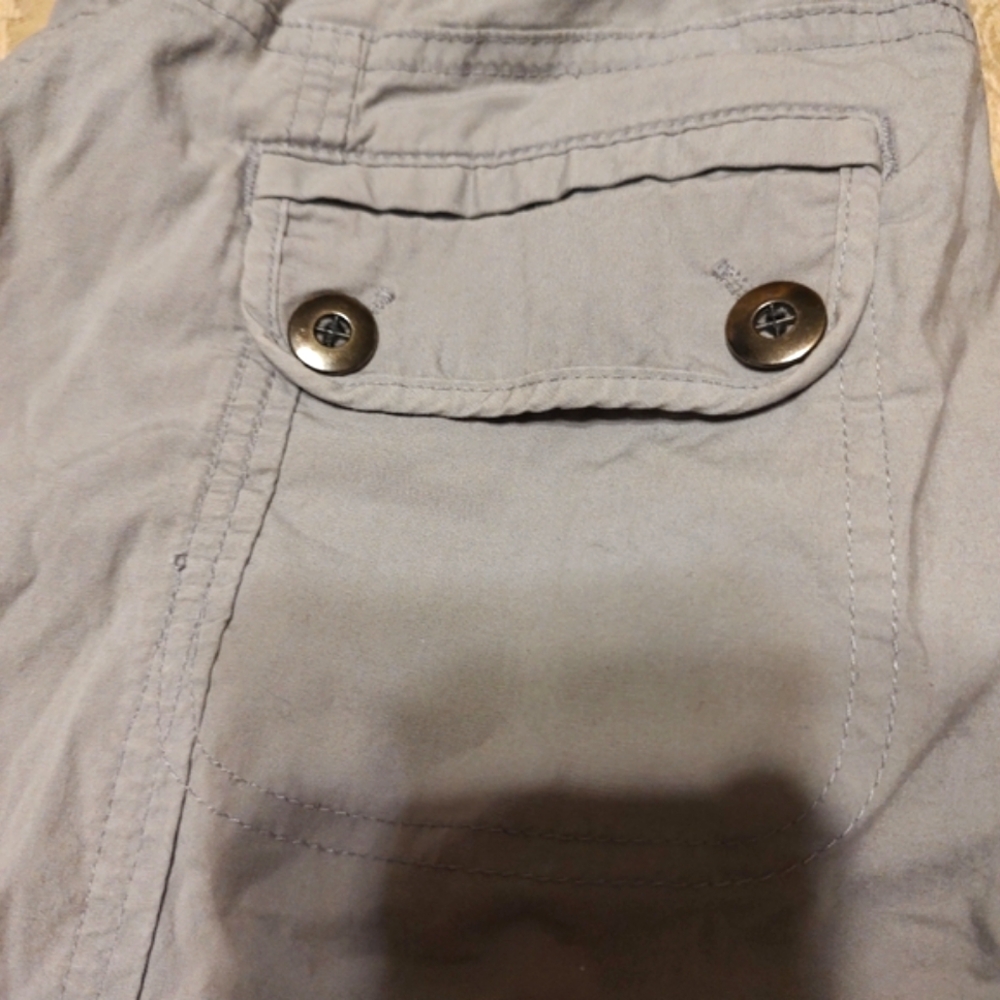 ▪️🩶▪️Marvelous Chico's Dove Grey Cargo Utility Capri Pants - 4 (0 Chico's Size) - Picture 4 of 16